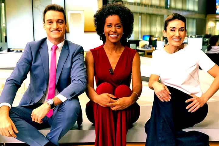 Em sua rede social, Tiago compartilha bastidores do jornalismo, reflexões, viagens, culinária e momentos pessoais ao lado de seu cachorro, o Farofa.