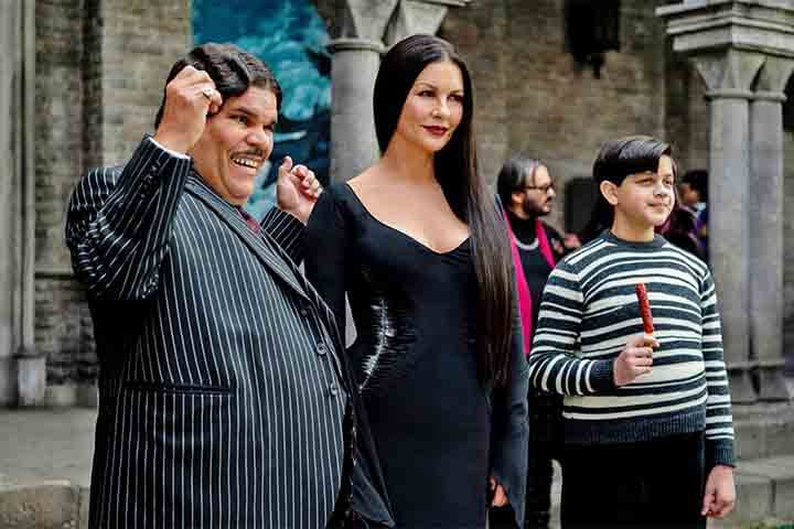 A nova temporada amplia a dinâmica familiar dos Addams. Mortícia (Catherine Zeta-Jones), Gomez (Luis Guzmán) e Pugsley (Isaac Ordonez) têm participações mais relevantes na história, revelando segredos antigos e ampliando o entendimento sobre a origem e os dons especiais da família.