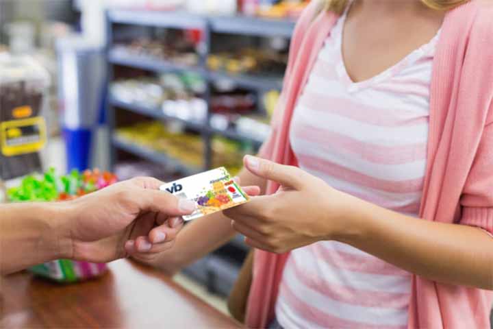 O modelo vigente, com altos descontos das operadoras e regras rígidas de aceitação, tem sido apontado como um fator que onera o preço dos alimentos - reduzindo a aceitação pelos estabelecimentos e impactando indiretamente os trabalhadores
