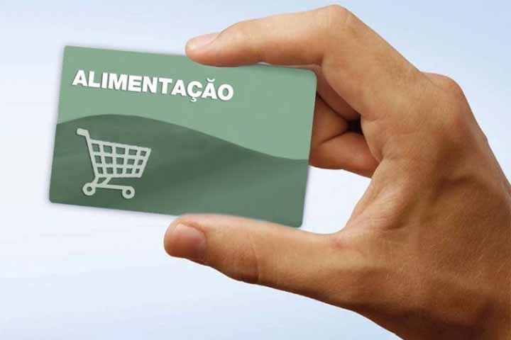 Na prática, tanto o vale-refeição quanto o vale-alimentação funcionam como benefícios facultativos oferecidos pelas empresas. 
