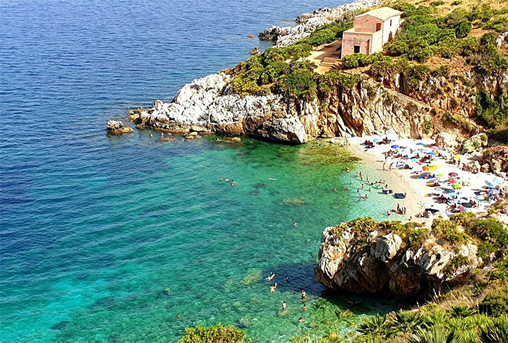 10ª – A região da Sicília, na Itália, é detentora da ‘Cala Tonnarella dell'Uzzo’, uma praia pouco explorada, que se destaca pelas águas cristalinas e forte presença do sol, além de apresentar condições ideais para mergulho. Inclusive, ela está situada em uma área de reserva natural.