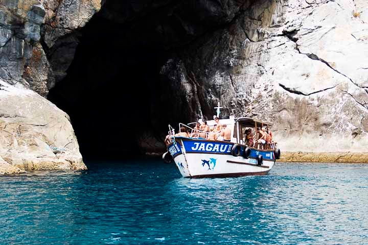 Parte dos passeios de barco em Arraial, a Gruta Azul impressiona por sua formação rochosa e pela beleza das águas ao redor. O fenômeno que dá nome ao lugar acontece raramente, ao amanhecer, quando a luz entra na gruta e reflete na água, tingindo tudo de azul.