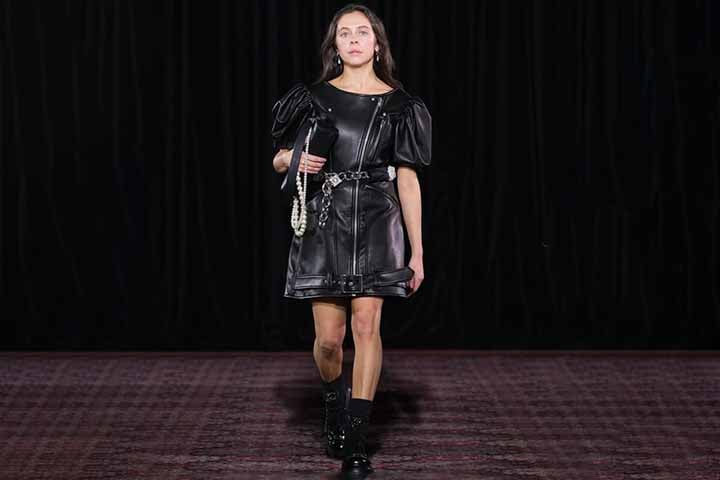 Tanto o produtor executivo David Heyman quanto a própria Powley enfatizam que a série trará nuances de abusos silenciosos presentes nos livros, mas suavizados nos filmes.