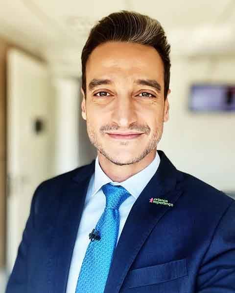 Com a saída de Willian Bonner do Jornal Nacional, que deve ocorrer em novembro, a TV Globo fez mudanças significativas em três de seus telejornais. Assim, o jornalista Tiago Scheuer terá a chance de assumir o 