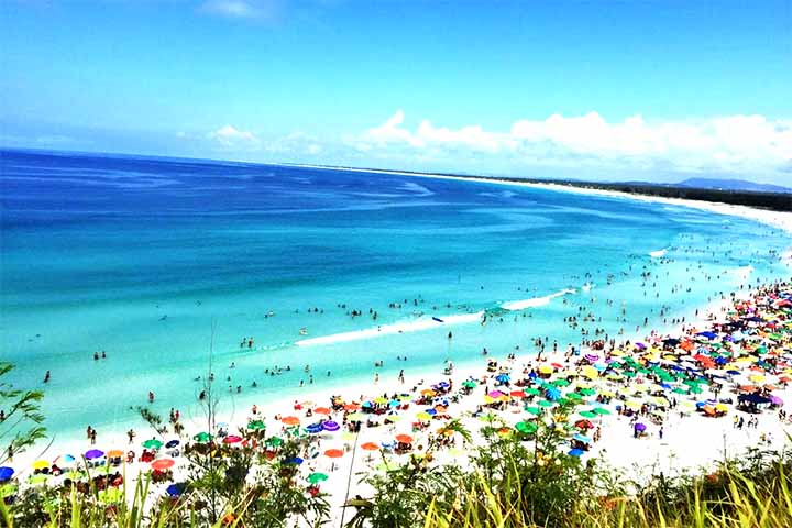 É a praia mais urbana de Arraial, ideal para quem busca facilidade de acesso, bares e quiosques. Apesar do mar gelado, é muito procurada para banho e surfe. Democrática, recebe desde famílias até grupos de amigos e surfistas, oferecendo um visual impressionante em qualquer estação.