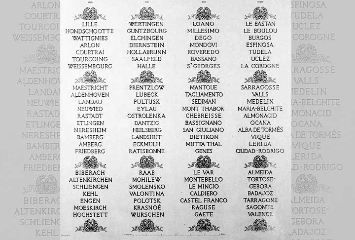 No corpo do Arco do Triunfo estão gravados os nomes de 128 batalhas napoleônicas e de 558 generais. 
