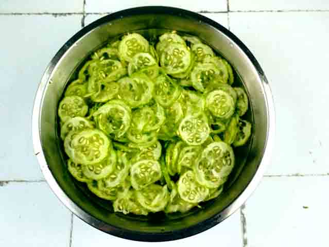 Pode ser consumido cru, em saladas, cozido em pratos como a maxixada ou em conserva. Seu sabor levemente amargo se harmoniza com outros vegetais e temperos, tornando-o uma adição interessante e nutritiva às refeições.