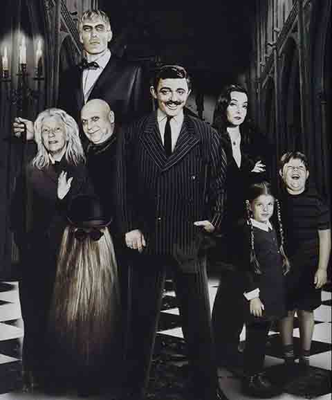 Em 1964, os personagens ganharam vida em uma série de televisão em preto e branco que se tornou cultuada. Desde então, foram diversas versões em animações, longas-metragens e séries derivadas.