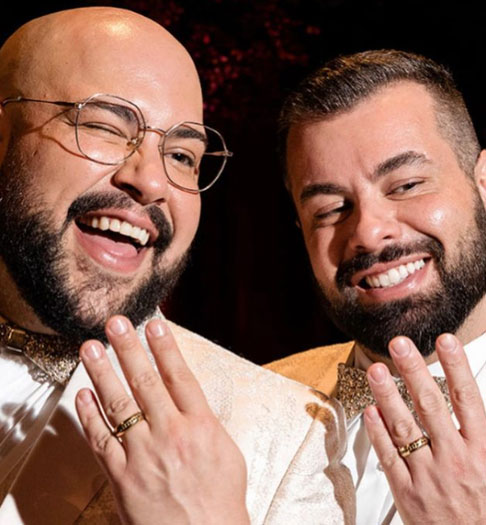 Em entrevista à Quem, ele comentou sobre o relacionamento aberto com o marido, Fernando Poli, com quem está há 10 anos e está casado desde 2022.

