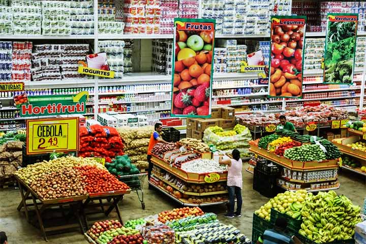 Além disso, a legislação determina que o cartão não pode ser usado para saques ou compra de produtos que não estejam ligados à alimentação, sob risco de penalidades para a empresa que descumprir as regras.
