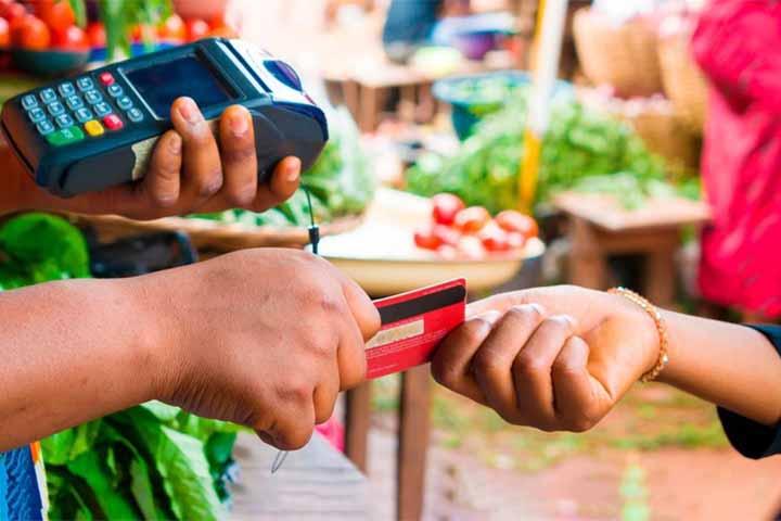 O vale-alimentação é aceito em supermercados, açougues e padarias, enquanto o vale-refeição é destinado ao pagamento de refeições prontas em restaurantes e lanchonetes. 
