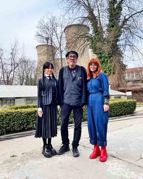 O estilo visual marcante de Burton, com tons sombrios e cenários detalhados, foi uma das principais marcas do primeiro ano da produção.