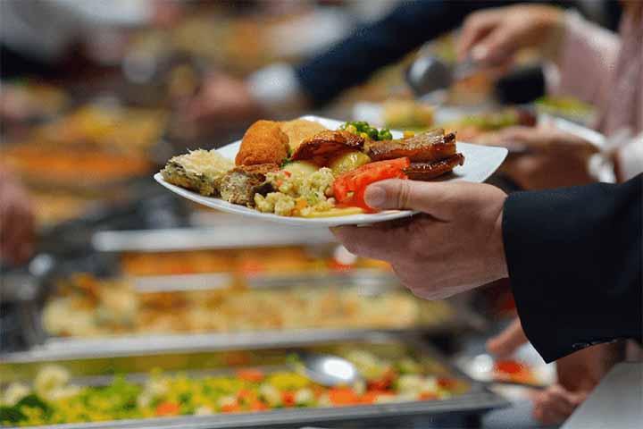 Apesar de não serem obrigatórios pela CLT - exceto se exigidos em convenção coletiva -,  esses benefícios são bastante comuns no mercado de trabalho e contam com incentivos fiscais pelo Programa de Alimentação do Trabalhador.
