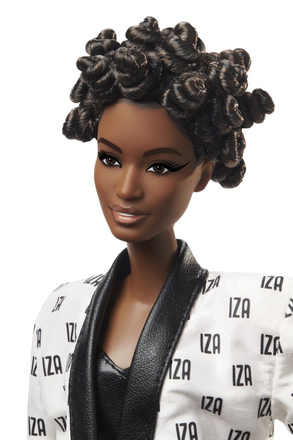 No Dia da Consciência Negra de 2021, Iza foi homenageada pela Mattel com uma Barbie exclusiva no projeto “Mulheres Inspiradoras”, que reconhecia mulheres de destaque em suas áreas de atuação.

