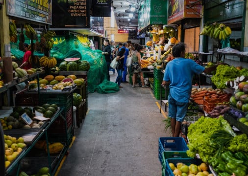 Imagem de apoio ilustrativo: Clientes compram no Mercado S&atilde;o Sebasti&atilde;o