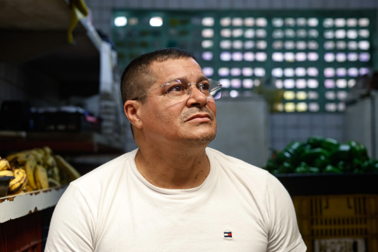 Antônio Cláudio - comerciante do mercado do Carlito Pamplona há 10 anos. Anúncio da reforma do Carlito Pamplona