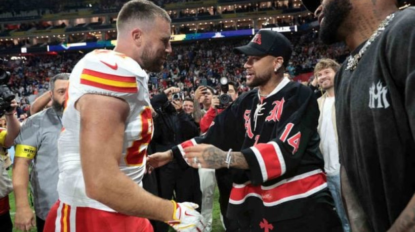 Na beira do campo, jogador do Santos abraçou o astro do futebol americano e revelou: 'Estou torcendo pelo Chiefs'