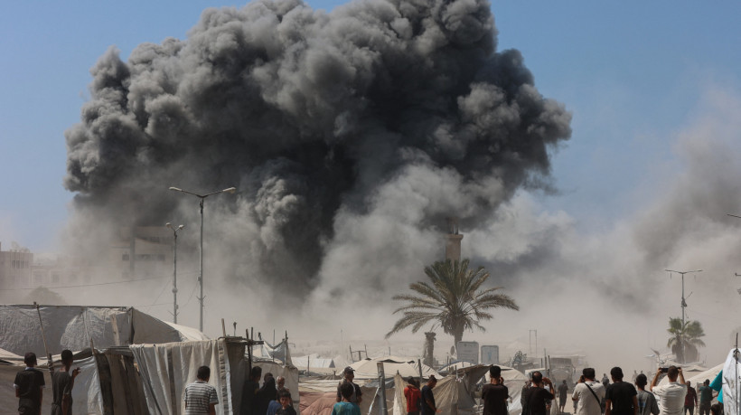 Fumaça sobe durante ataques israelenses à Torre Mushtaha, na Cidade de Gaza, em 5 de setembro de 2025, em meio à guerra entre Israel e o movimento militante Hamas. O exército israelense afirmou ter atacado um arranha-céu na Cidade de Gaza em 5 de setembro, logo após anunciar que atacaria prédios altos identificados como sendo usados ​​pelo Hamas antes da tomada planejada de suas forças pelo centro urbano. (Foto de Omar AL-QATTAA / AFP)