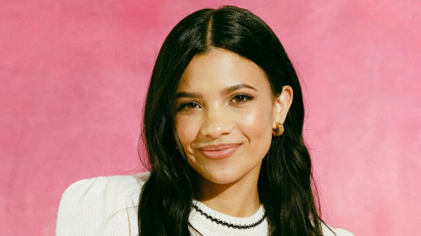 Atriz americana Nicole Marie Rodriguez, conhecida Nikki Rodriguez, diz ter onze anos de idade a menos