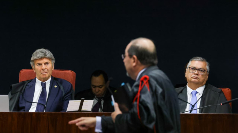 Celso Vilardi, advogado de Bolsonaro, faz a sustentação sobre olhares de Fux e Dino