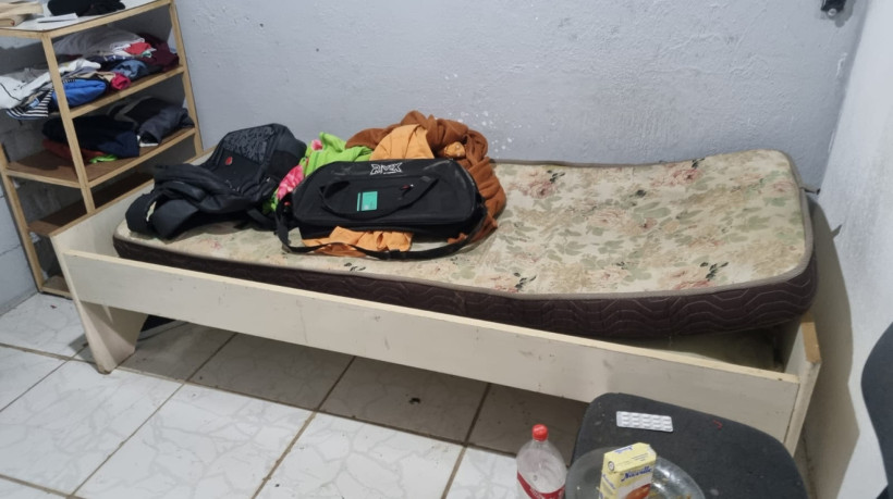 A vítima dormia em um colchão antigo, sem armário adequado para guardar os pertences