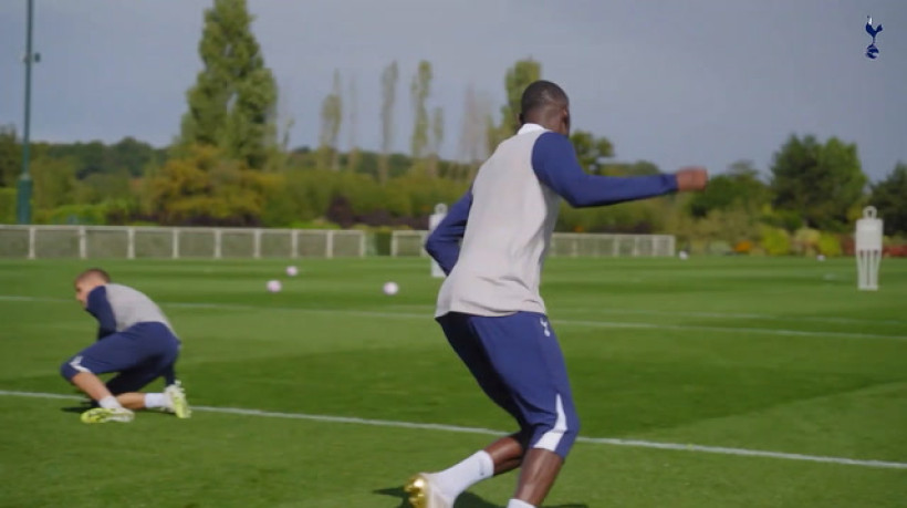 Kolo Muani treina finalizações em primeira atividade no Tottenham