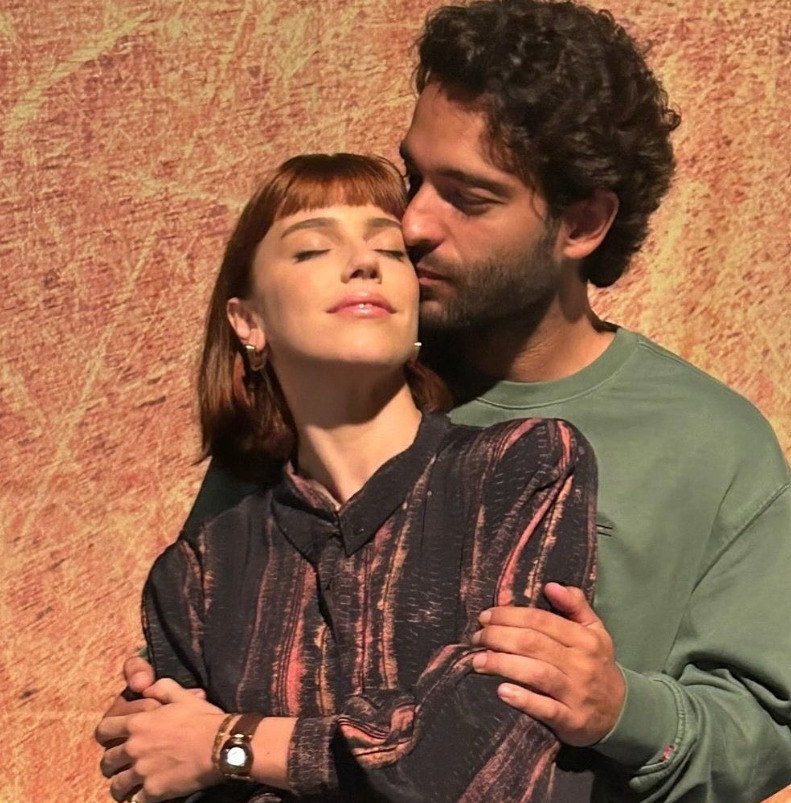 Surgiram boatos sobre um possível romance entre Alice e Humberto Carrão, mas ambos negaram, afirmando ser apenas amigos.