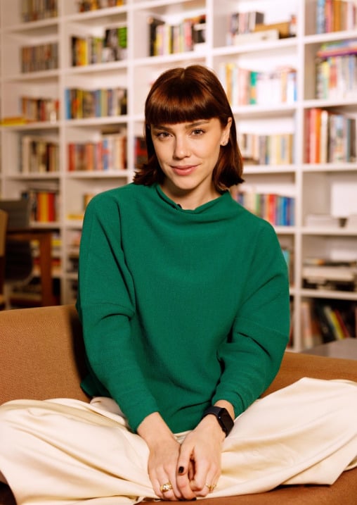 A atriz disse: “Tu já contracenou com ele muito mais do que eu, Tatá. Tatá respondeu com humor: Mas ele estava de sunga, meu amor. Até eu chegar no cecê....
