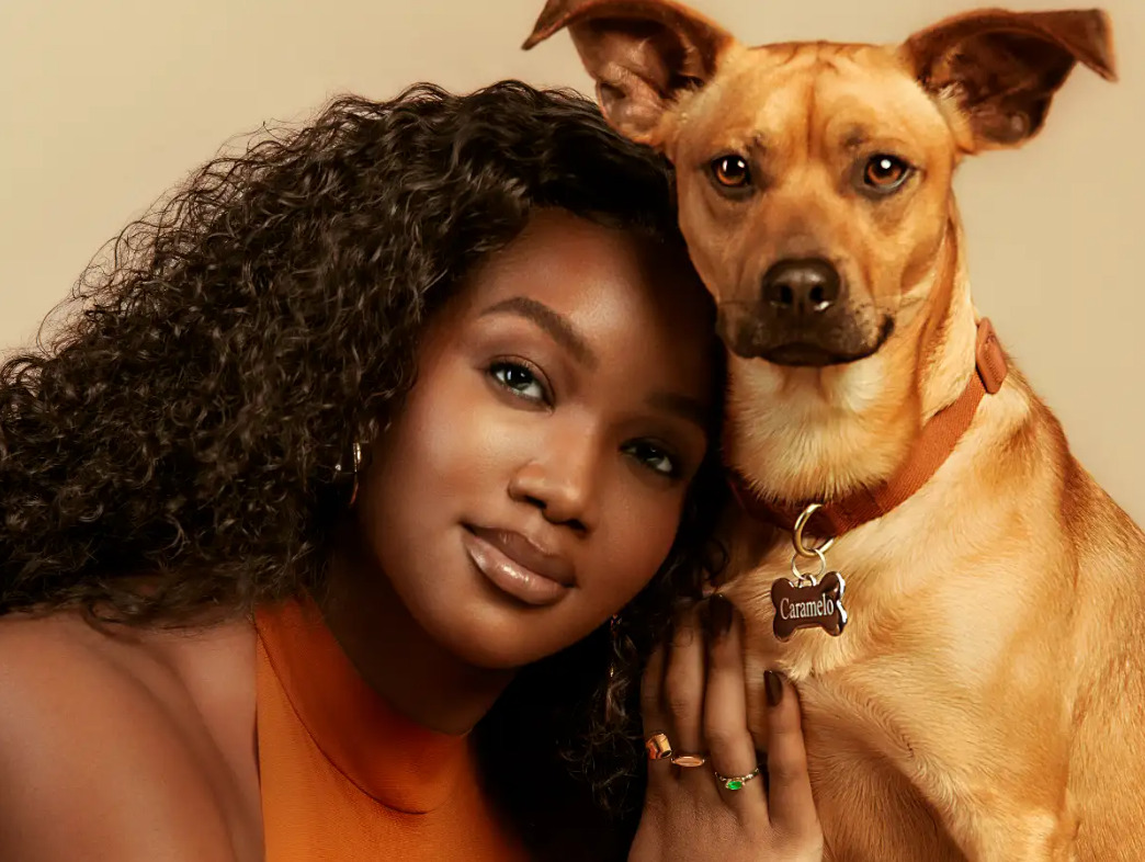 Iza será a responsável pela música original do novo filme nacional da Netflix “Caramelo”, estrelado por Rafael Vitti. Intitulada “Doce Feito Caramelo”, a faixa celebra a conexão entre humanos e cães, tema central da trama.
