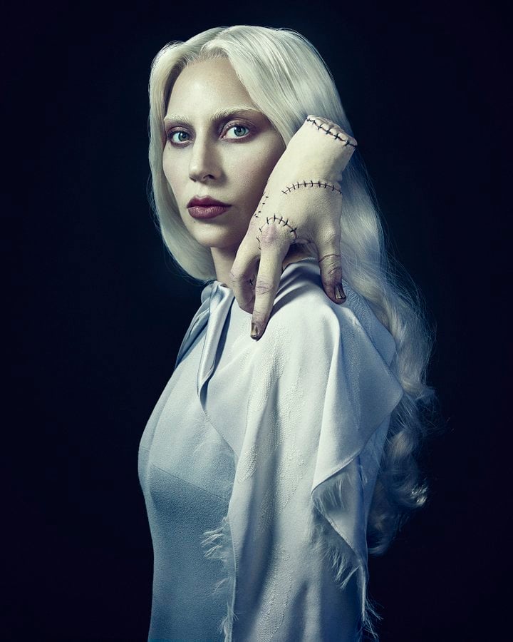 A Netflix revelou em 1º de setembro de 2025 a primeira imagem de Lady Gaga na série. A cantora americana faz o papel de Rosaline Rotwood, uma enigmática professora da Academia Nevermore. A plataforma descreveu a personagem como “uma visão venenosa”, atiçando os fãs. 