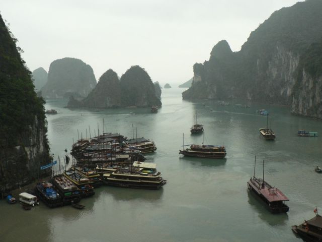  Ha Long Bay (Vietnã) - A baía, no Golfo de Tonkin, é considerada umas das Sete Maravilhas da Natureza. Mais de 1.500 ilhotas calcárias ficam no mar de cor verde. Reza a lenda que foi criada por um dragão para proteger a região, que também tem cavernas e mirantes, a 150 km da capital Hanói. 