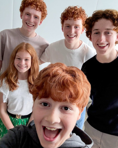 Em agosto de 2025 a  produtora definiu os irmãos da família Weasley. Além de Alastair Stout, que já havia sido anunciado como Rony, a família terá Tristan Harland como Fred Weasley, Gabriel Harland como Jorge Weasley, Ruari Spooner como Percy Weasley e Gracie Cochrane como Gina Weasley.