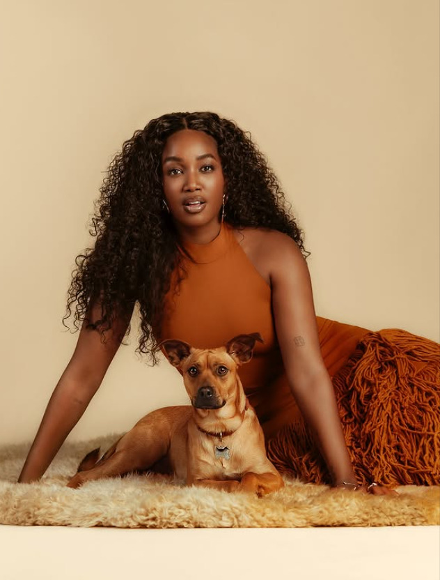 A escolha por Iza faz sentido, já que a cantora também tem cães resgatados que transformaram sua vida, assim como o caramelo do filme.
