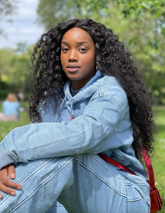 Iza estudou na PUC-Rio, cursou “Publicidade e Propaganda” e se formou em 2013. Em 2015, criou um canal no YouTube para divulgar seus vídeos interpretando canções de outros artistas.
