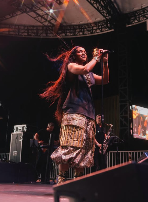 Ela começou a cantar na igreja aos 14 anos e, aos 19, passou a se apresentar em paróquias e eventos após retornar ao Rio de Janeiro.
