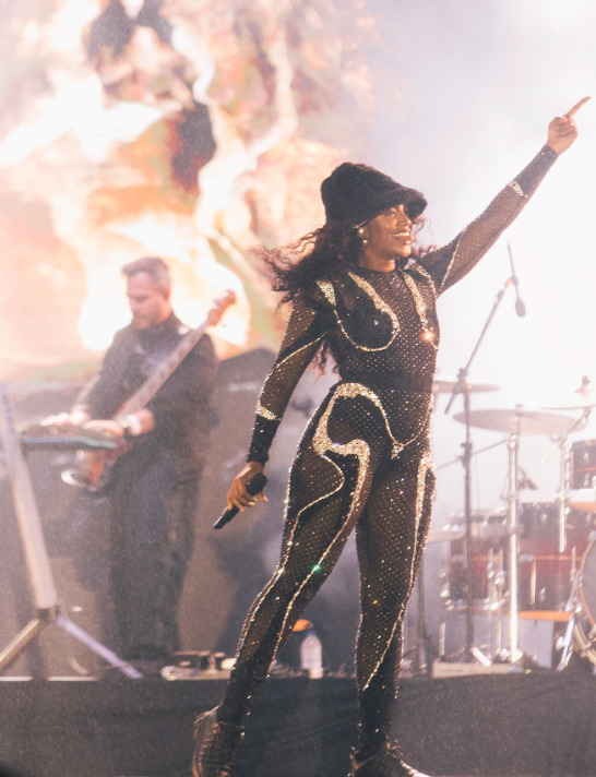 No mesmo ano, dublou Nala no filme de animação da Disney “O Rei Leão” e reprisou a dublagem em “Mufasa: O Rei Leão” em 2024.
