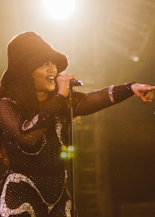 Por meio desse canal, a Warner Music a descobriu em 2016. Logo, lançou seu primeiro trabalho, o single promocional “Quem Sabe Sou Eu”, parte da trilha sonora da novela “Rock Story”.
