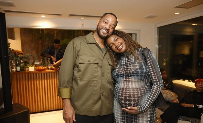 Iza lançou uma versão bilíngue de “Lay Me Down” em colaboração com Sam Smith e participou do single “Afrodite”, de Delacruz.
