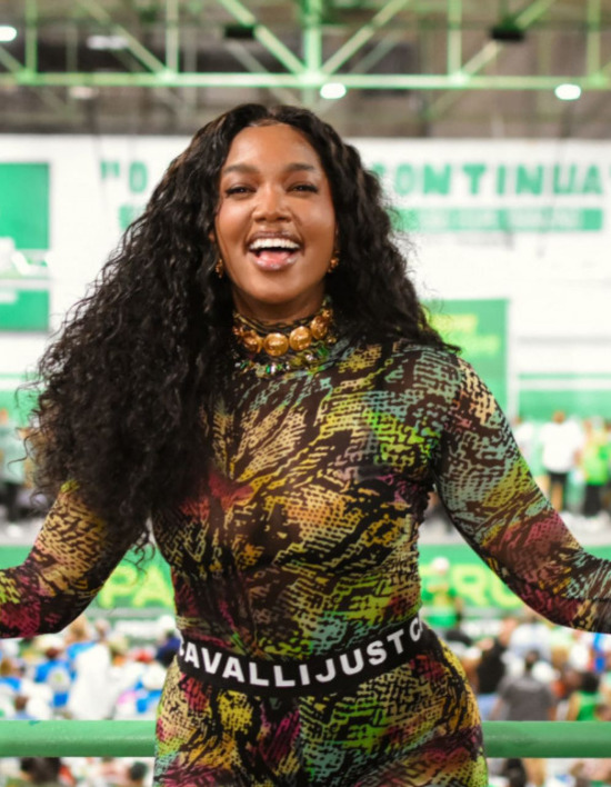 Iza foi rainha da bateria da Imperatriz Leopoldinense em 2020 e depois de três anos afastada, voltou a ocupar o cargo em 2025. 
