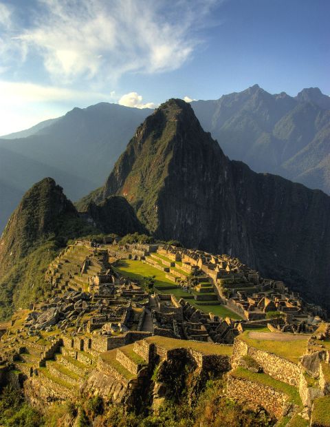 Machu Picchu (Peru) - Montanha velha, na língua quéchua. A descoberta da cidadela inca do século XV foi anunciada pelo historiador Hiram Bingham em 1911. Tem uma complexa arquitetura encastelada, com construções erguidas com pesados blocos de rocha, numa montanha de granito, a 2.350 metros do nível do mar. Uma das Sete Maravilhas do Mundo Moderno. 