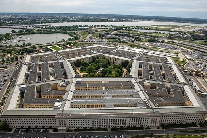 O prédio é localizado no condado de Arlington, Virgínia, à margem do rio Potomac, na cidade de  Washington, capital dos Estados Unidos.