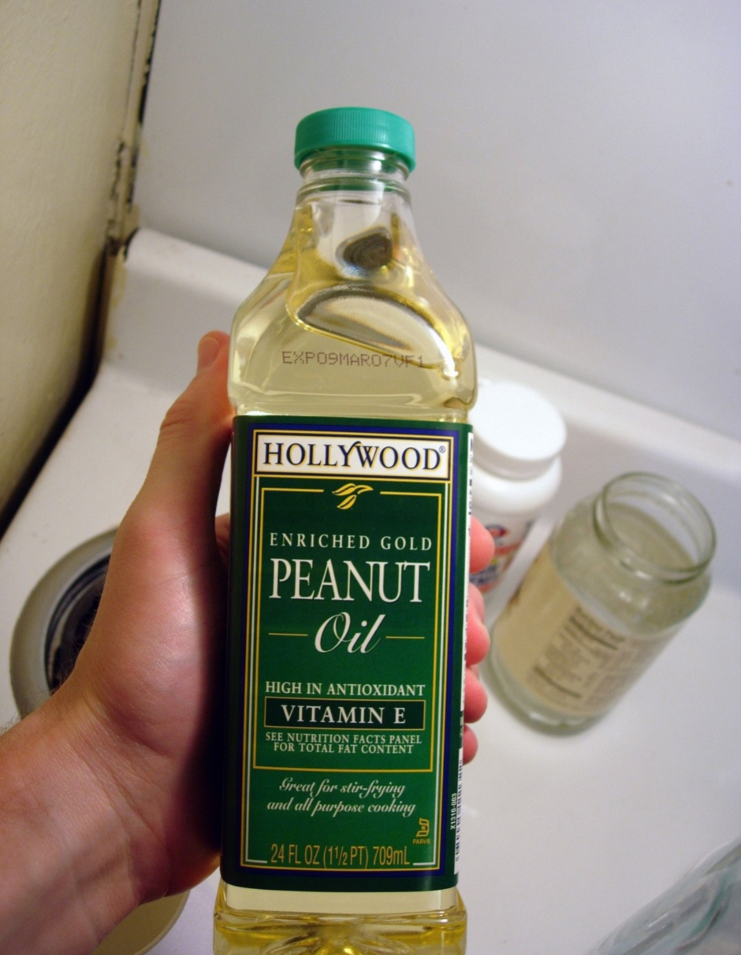 Óleo de Amendoim - Tem um sabor marcante e é resistente ao calor, ideal para frituras profundas e pratos asiáticos. Rico em gorduras insaturadas, pode ajudar a manter a saúde do coração. Também é usado para fazer molhos e marinadas.
