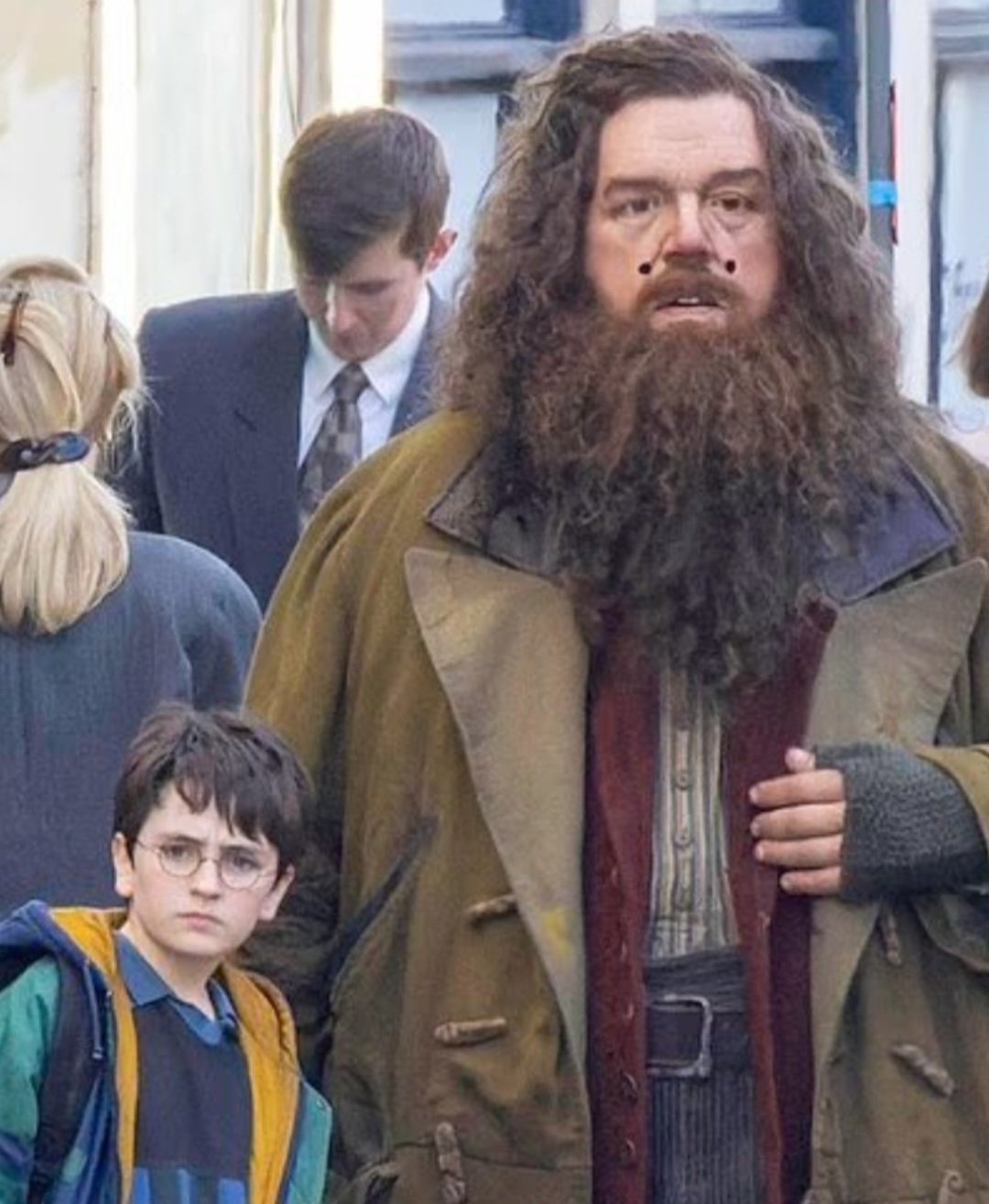 Assim como ocorreu no.filme original e como aparece no livro, o grandão Hagrid leva Harry ao Beco Diagonal. Os dois caminham em busca da preparação do aluno para Hogwarts.