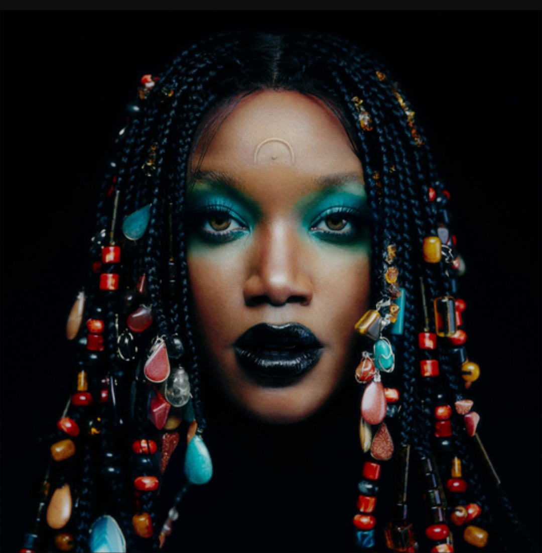 Iza lançou seu segundo álbum, “Afrodhit”, em 3 de agosto de 2023, com 13 faixas inéditas.
