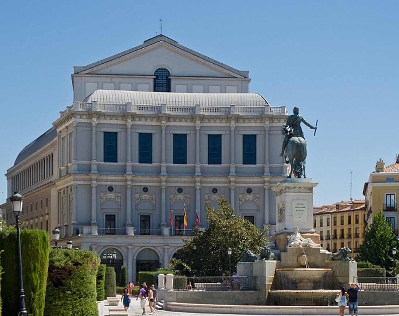 Teatro Real - Inaugurado em 1850, o Teatro Real é a principal casa de ópera de Madrid. Este edifício neoclássico tem uma rica história e oferece uma programação diversificada de óperas, balés e concertos, sendo um importante centro cultural da cidade.