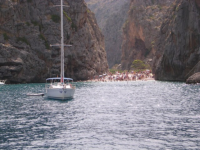 O percurso leva até seis horas para ser finalizado e só é possível fazê-lo na estação seca, quando a maré está baixa. Caso você não goste desse tipo de experiência aventureira, a outra forma é reservando um passeio de barco (foto) com uma hora de duração e que sai do porto de Soller, várias vezes ao dia.