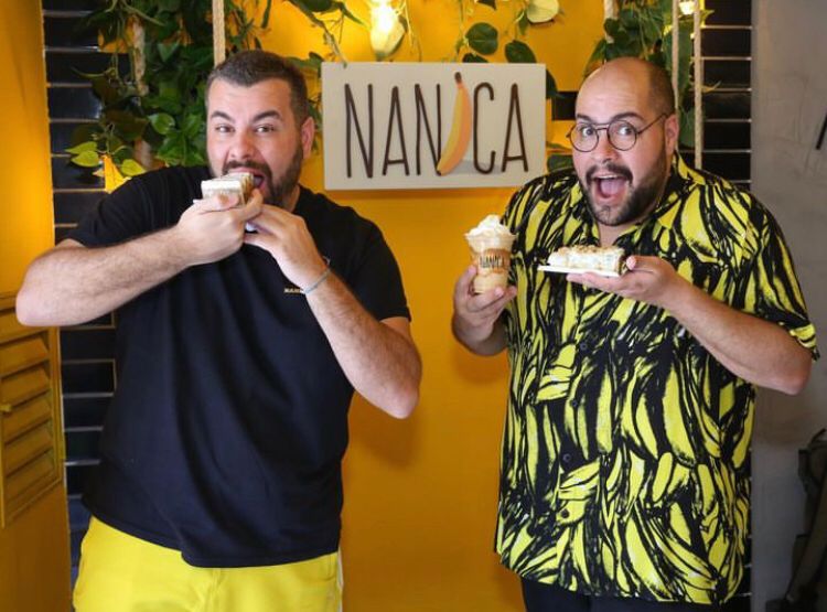 Tiago iniciou sua carreira como ator em 2004 aos 17 anos, na peça teatral TeenBroadway. Em seguida, atuou em diversas outras obras, como Avoar, Aroma do Tempo, O Gato Malhado e a Andorinha Sinhá e Pinóquio, entre outras.