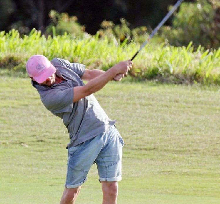 O ator é adepto de aventuras e costuma jogar futebol, praticar patinação no gelo, basquete, tênis, natação e até críquete!