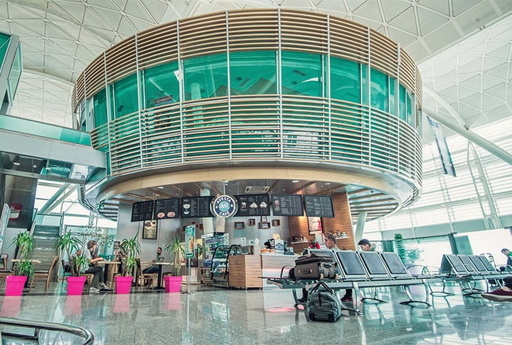 O tráfego é variado, já que recebe tanto voos militares como civis. No entanto, a circulação é fraca, pois a sua média anual é de somente dois milhões de passageiros. 