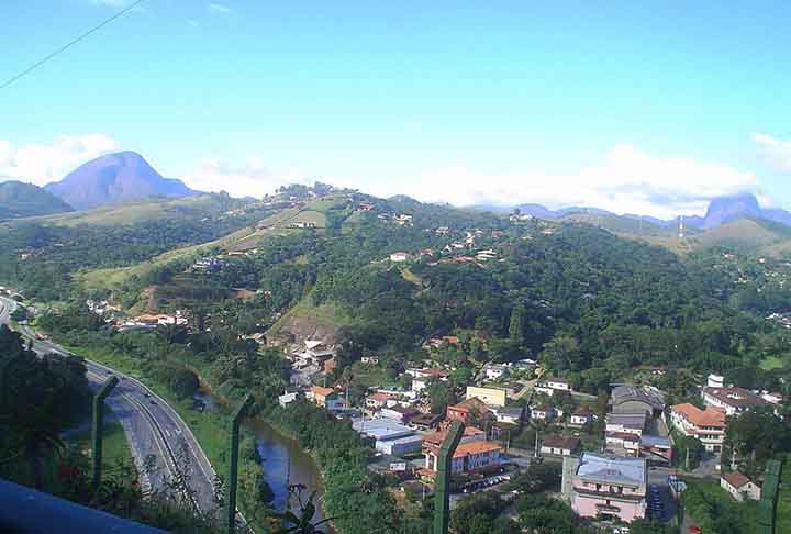 No Brasil, há diversas regiões onde chove bastante devido a fatores como relevo, proximidade com o oceano e influência da Amazônia.